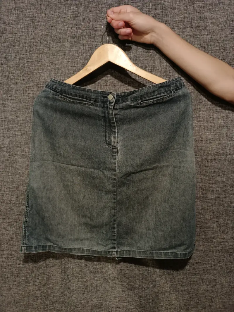 Falda de mezclilla gris oscuro para mujer