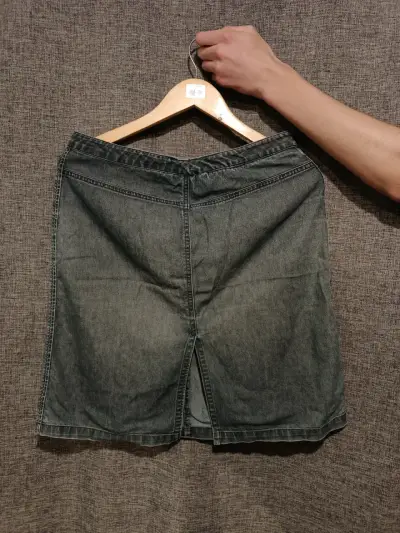 Falda de mezclilla gris oscuro para mujer - miniatura 2