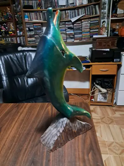 Escultura decorativa de delfín en madera - miniatura 1