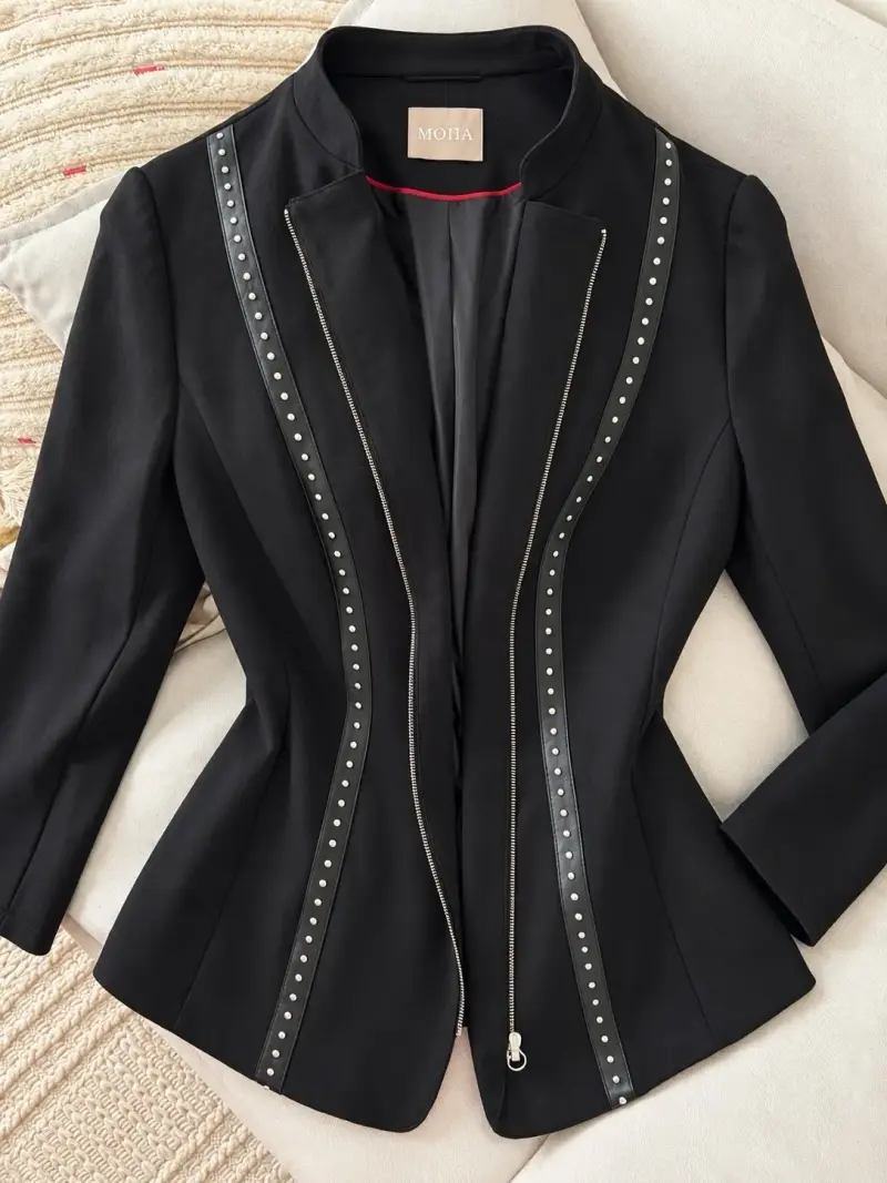 Chaqueta negra con tachuelas y cierre - 2