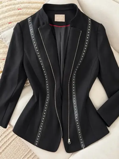Chaqueta negra con tachuelas y cierre - miniatura 2