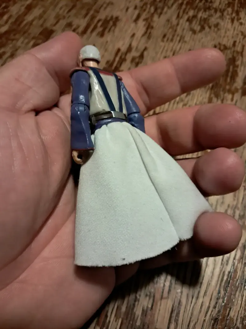Figura de acción vintage con túnica blanca - 2