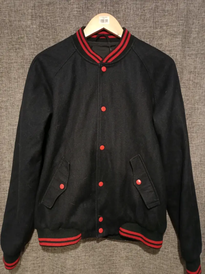 Chaqueta estilo varsity negra con detalles rojos - 1