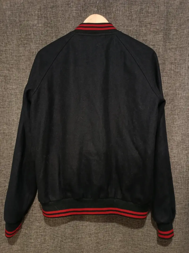 Chaqueta estilo varsity negra con detalles rojos - 2