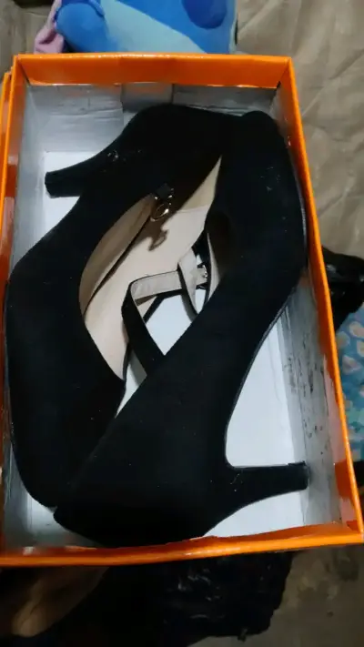 Zapatos de tacón negros elegantes - miniatura 2