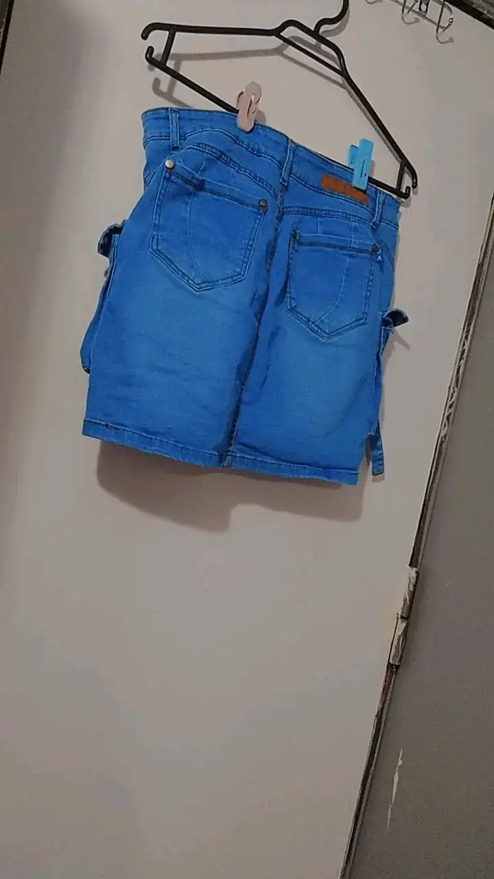 Falda corta de mezclilla azul con bolsillos - 2