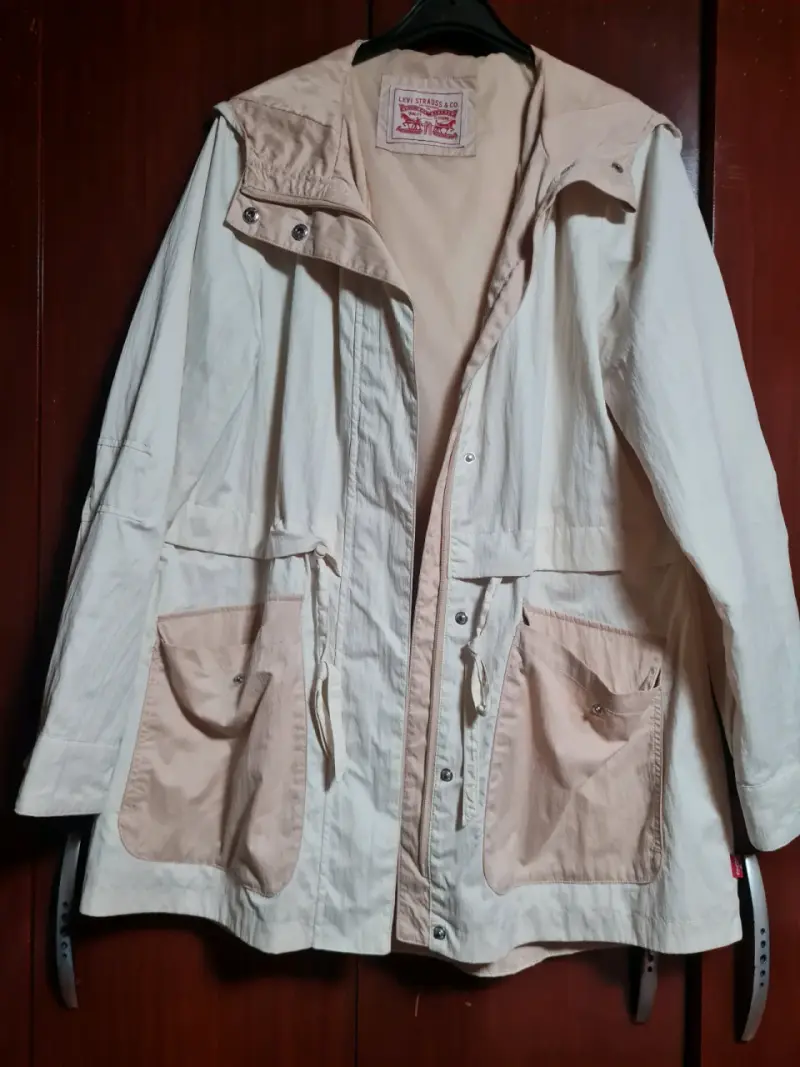 Chaqueta Levi's beige con capucha y bolsillos - 1