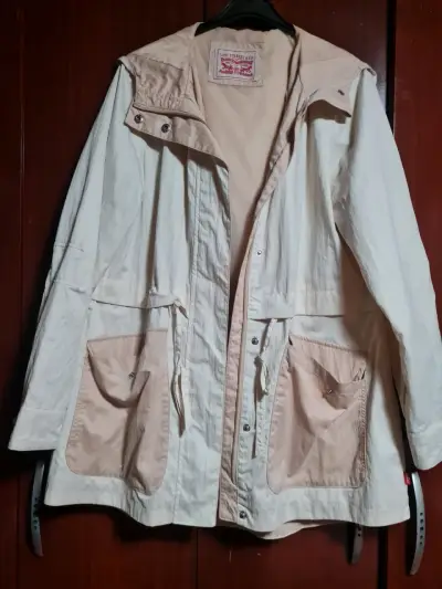 Chaqueta Levi's beige con capucha y bolsillos - miniatura 1
