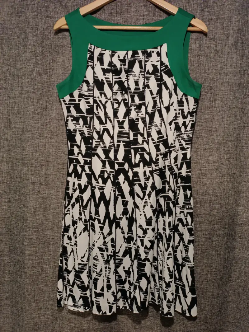 Vestido sin mangas estampado blanco y negro