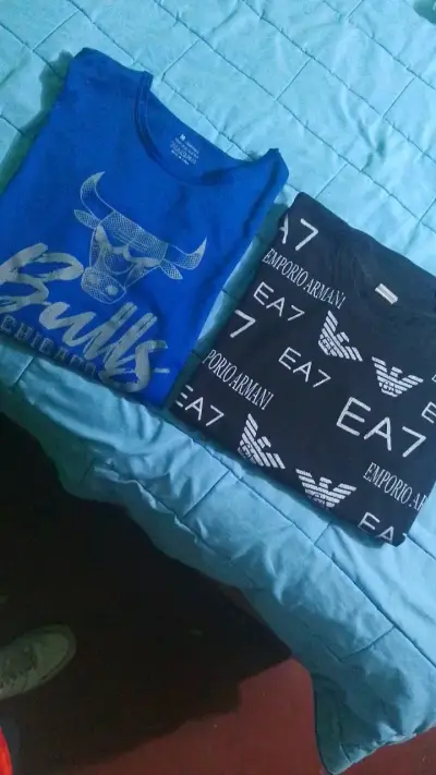 Polera azul Chicago Bulls y polera EA7 - miniatura 1