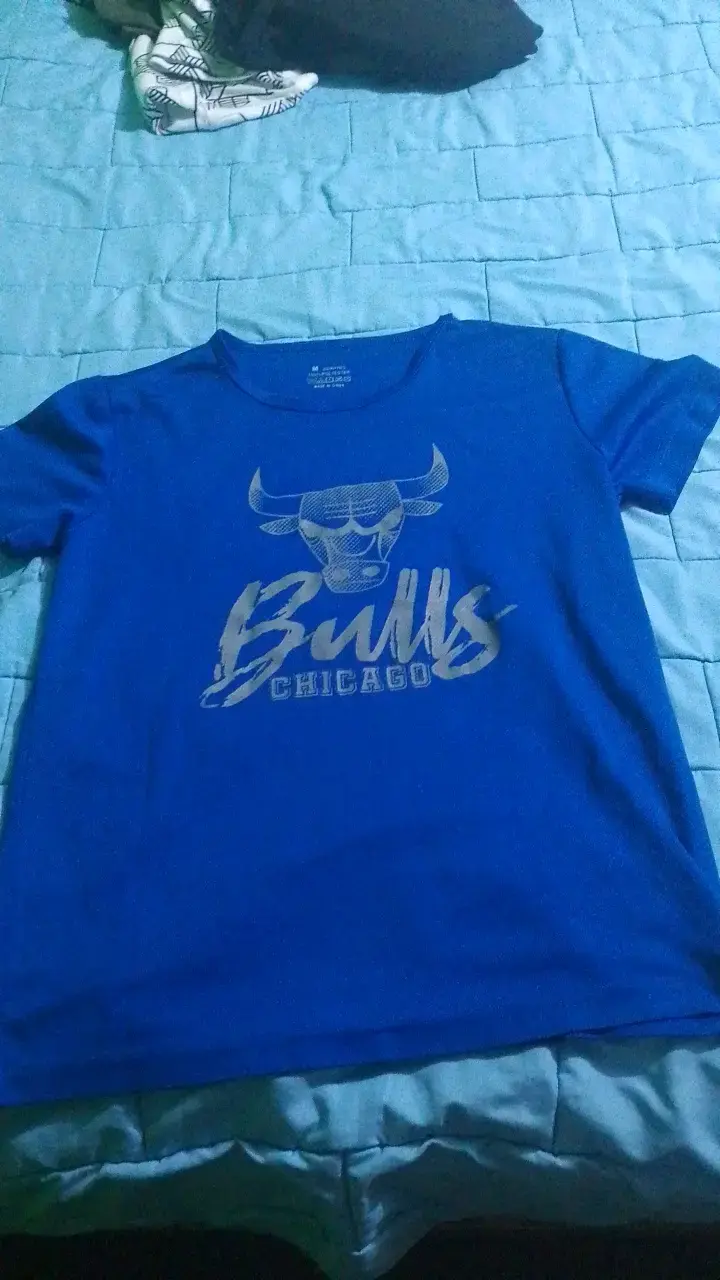 Polera azul Chicago Bulls y polera EA7 - 3