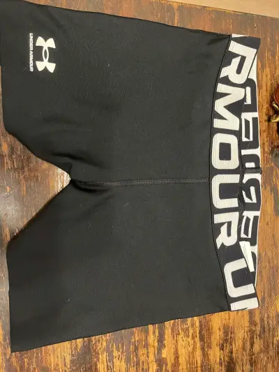 Shorts deportivos Under Armour negros - miniatura 2