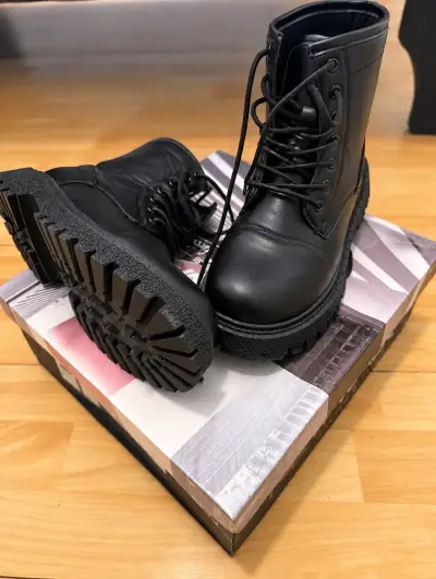 Botas negras de cuero con suela gruesa - miniatura 1