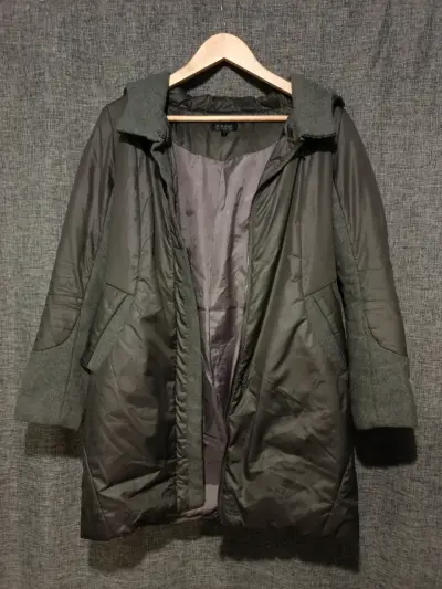 Abrigo de invierno con capucha para mujer - miniatura 1