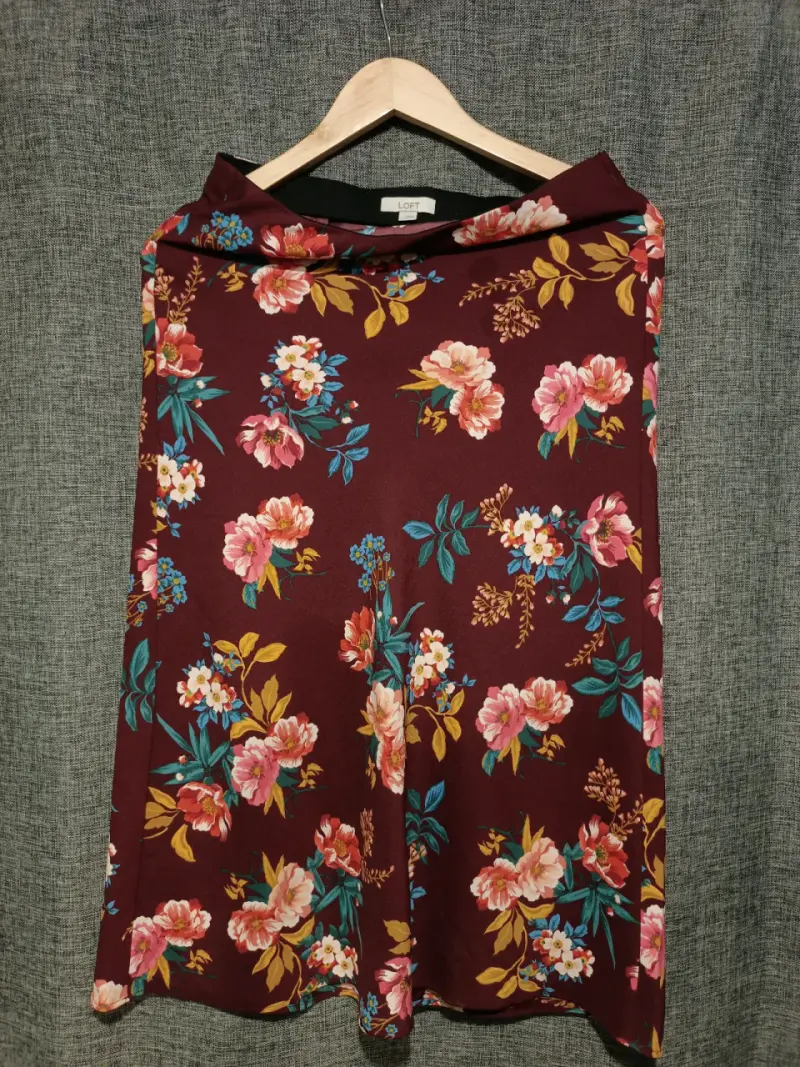 Falda floral mujer Loft en tonos burdeos