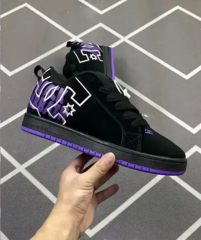 Zapatillas DC Shoes Black Sabbath negras y moradas - miniatura 1