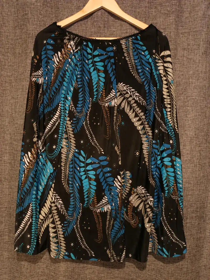 Blusa estampada de hojas en tonos azules y negros - 1