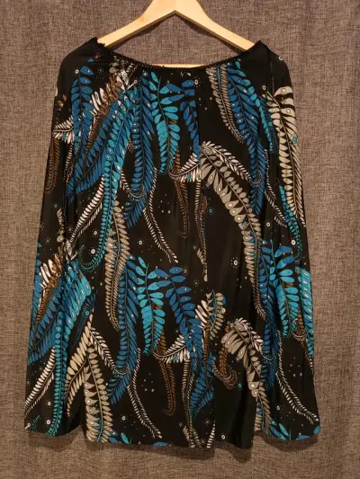 Blusa estampada de hojas en tonos azules y negros - miniatura 1
