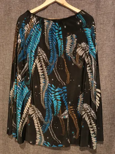 Blusa estampada de hojas en tonos azules y negros - miniatura 2
