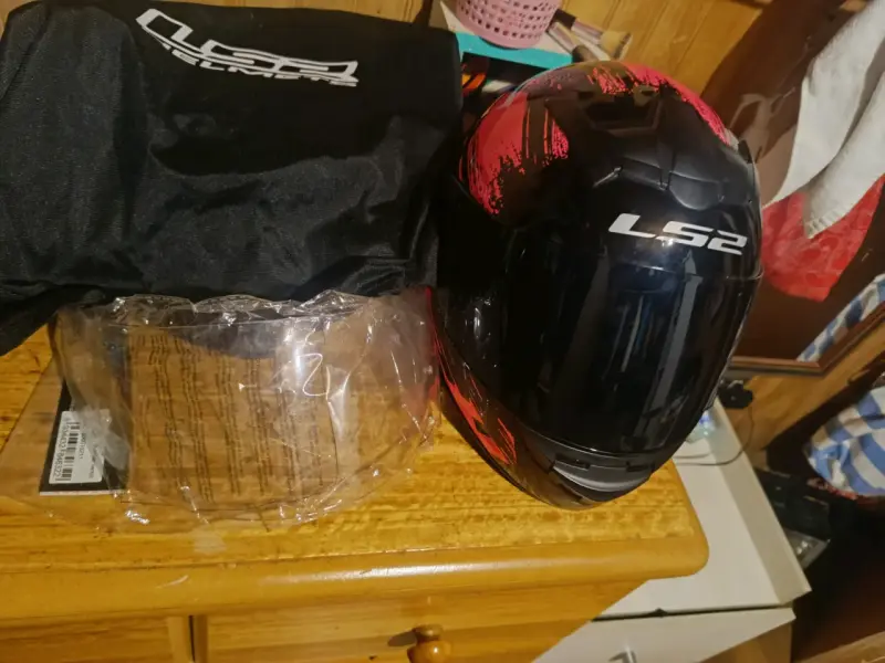 Casco de moto LS2 integral negro y rojo