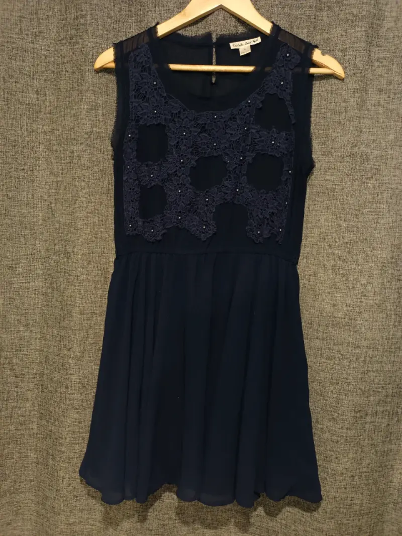 Vestido azul con encaje de Daniela Zang