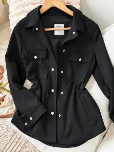 Chaqueta negra de mujer con botones metálicos - miniatura 1