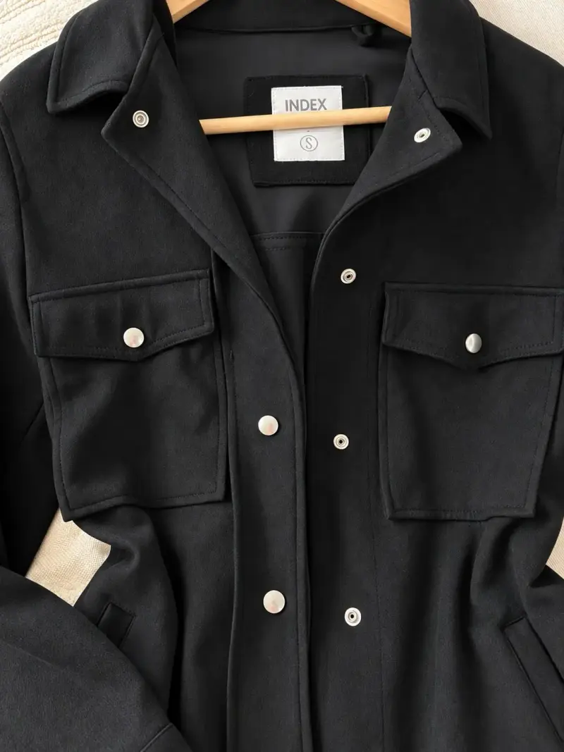 Chaqueta negra de mujer con botones metálicos - 2
