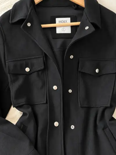 Chaqueta negra de mujer con botones metálicos - miniatura 2