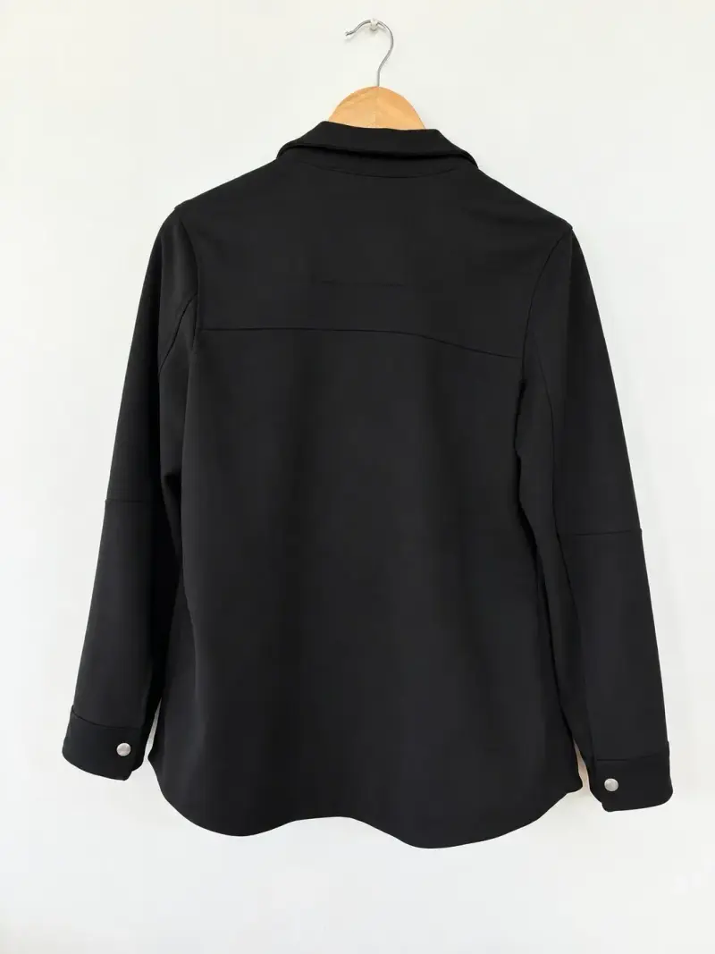 Chaqueta negra de mujer con botones metálicos - 3
