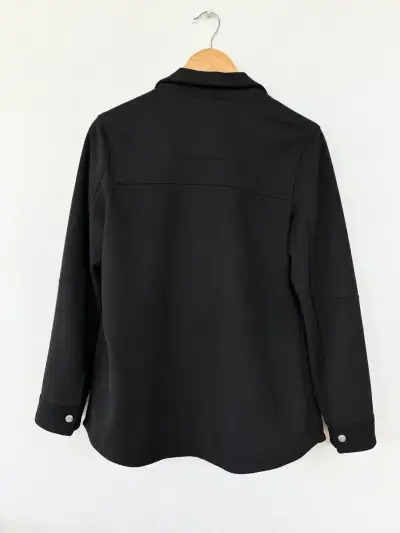 Chaqueta negra de mujer con botones metálicos - miniatura 3