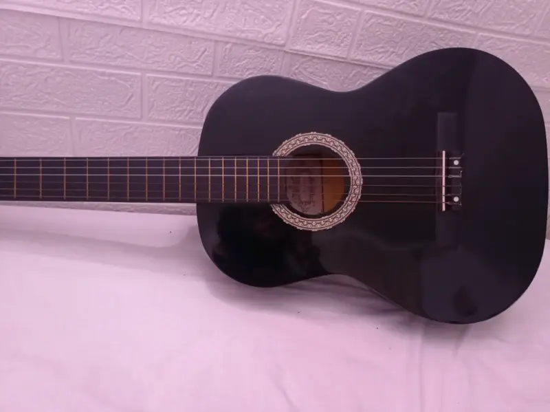 Guitarra clásica acústica negra - 1