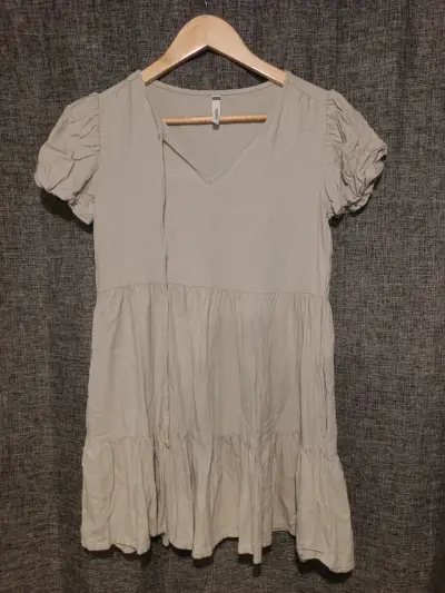 Vestido beige con mangas abullonadas - miniatura 1