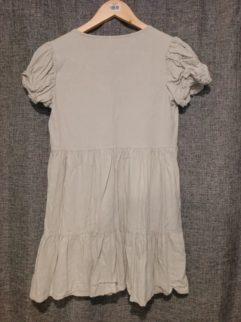 Vestido beige con mangas abullonadas - 2