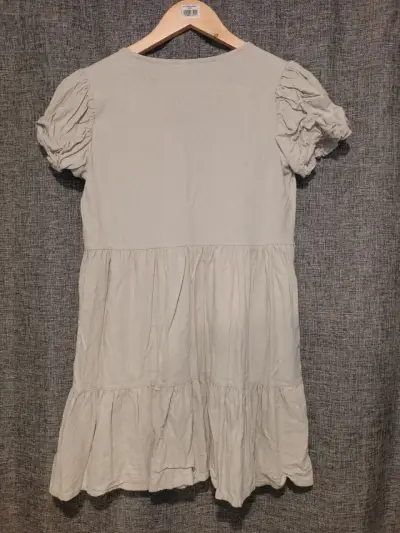 Vestido beige con mangas abullonadas - miniatura 2