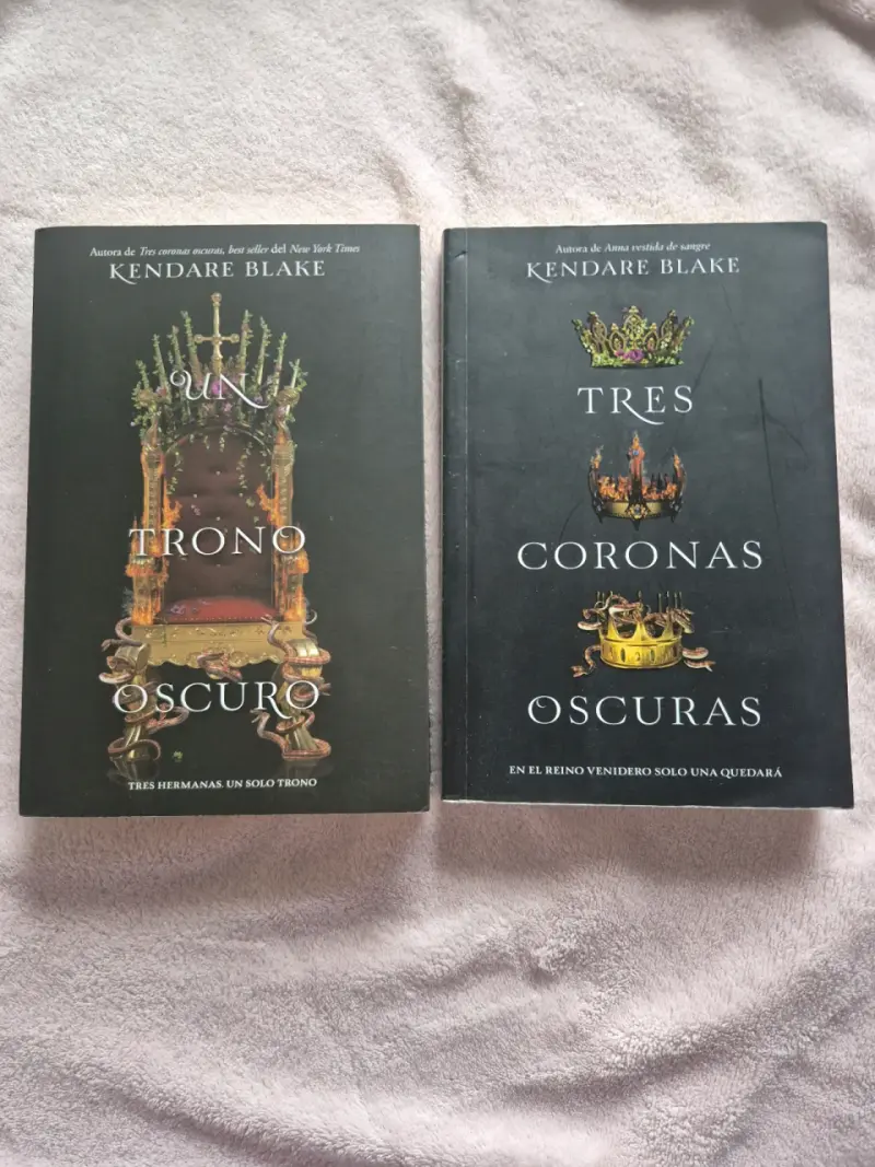 Libros 'Un Trono Oscuro' y 'Tres Coronas Oscuras' de Kendare Blake