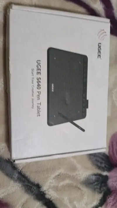 Tableta gráfica Ugee S640 con lápiz y accesorios - miniatura 1