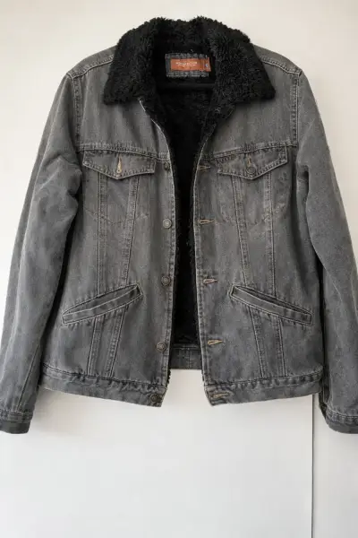 Chaqueta de mezclilla gris con forro de borrego - miniatura 1