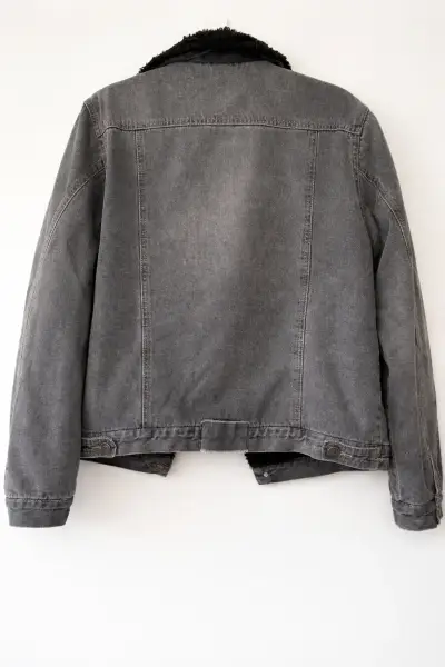 Chaqueta de mezclilla gris con forro de borrego - miniatura 2