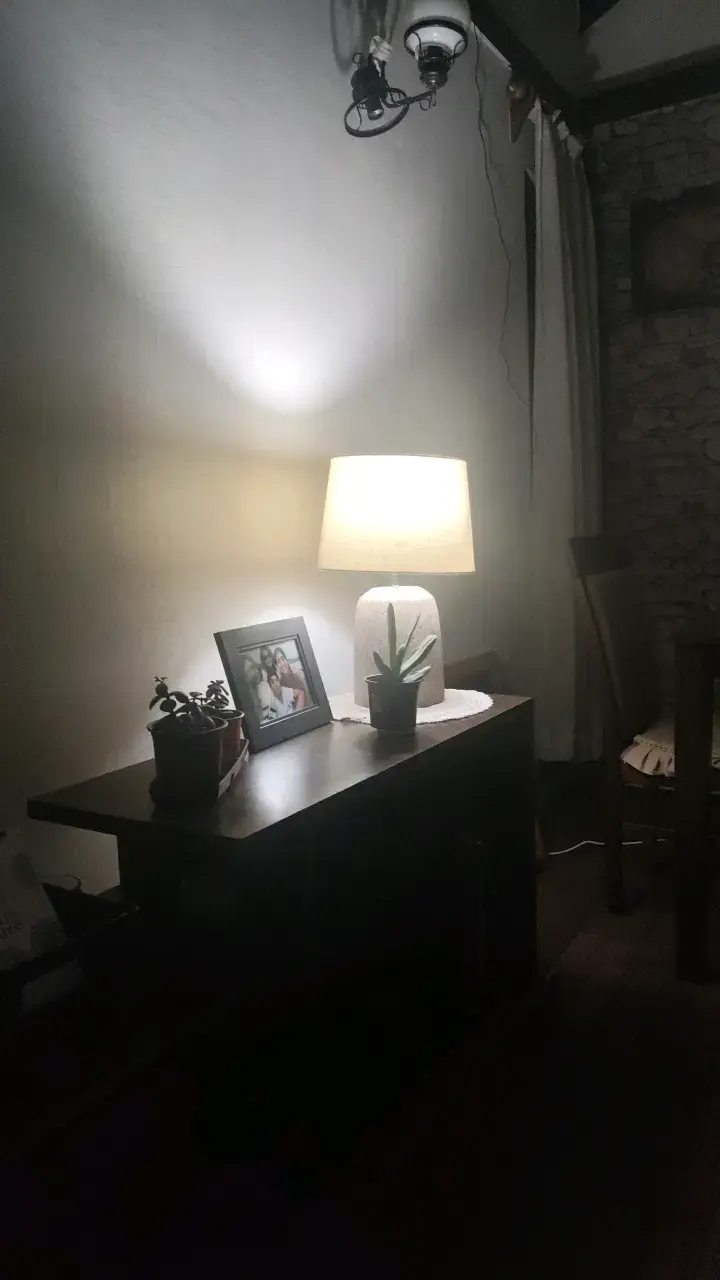 Lámpara de mesa con pantalla blanca