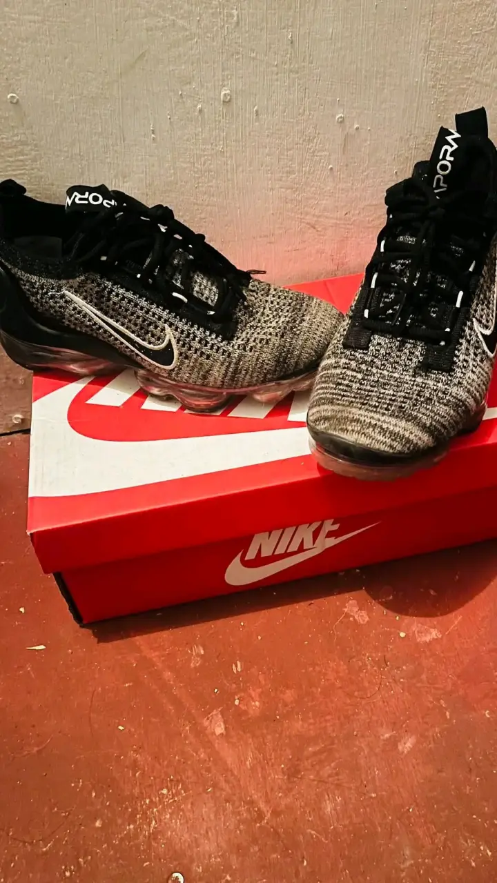 Zapatillas deportivas Nike negras y grises