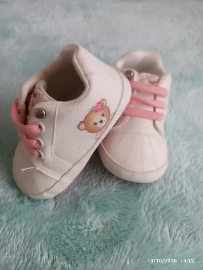 Zapatillas de bebé blancas con diseño de osito - miniatura 1