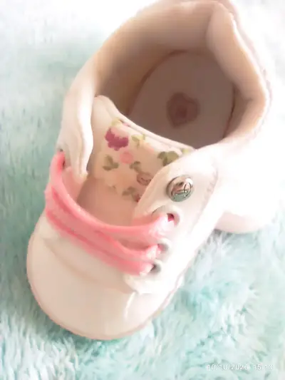 Zapatillas de bebé blancas con diseño de osito - miniatura 2