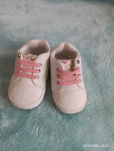 Zapatillas de bebé blancas con diseño de osito - miniatura 3