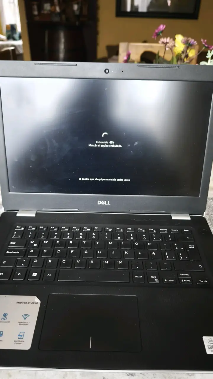 Laptop Dell con pantalla de 14 pulgadas - 6