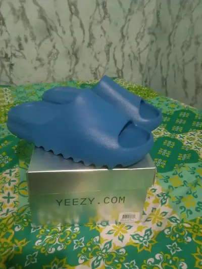 Sandalias Yeezy azules talla 8 - miniatura 1