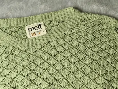 Suéter de punto calado Melt, verde y rosa oversize - miniatura 3