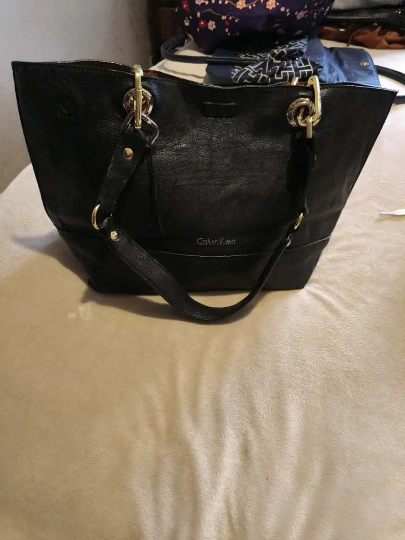 Bolso de cuero negro Calvin Klein elegante