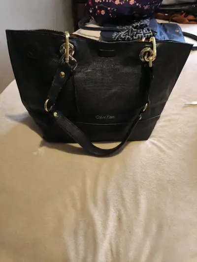 Bolso de cuero negro Calvin Klein elegante - miniatura 1