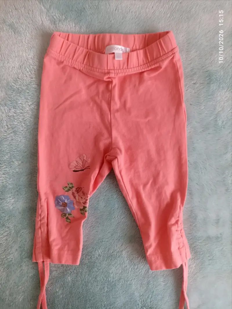 Leggings rosados para niña con diseño floral