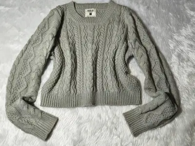 Suéter de lana gris con diseño trenzado talla M - miniatura 1